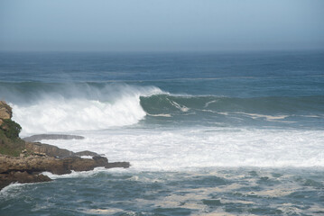 Olas grandes en la costa vasca, Hondarribia, guipuzkoa españa surf en olas gigantes.