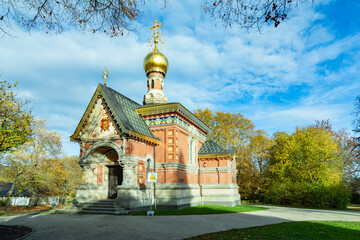 Fototapeta na wymiar russian orthodox church in Bad Homburg under blue sky