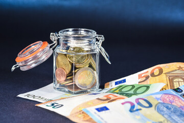 business affaires commerces finances euro argent banque bancaire BCE epargne bocal 