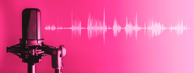 Microphone with waveform on pink background, broadcasting or podcasting banner - obrazy, fototapety, plakaty