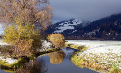 Herbstliches Panorama mit Spiegelung.