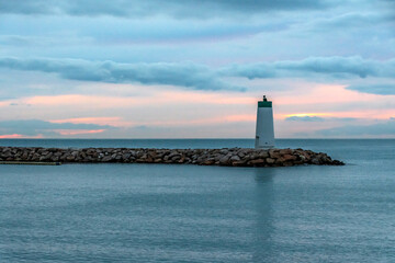 Lever de soleil sur la mer près du phare du port de Villeneuve Loubet sur la Côte d'Azur