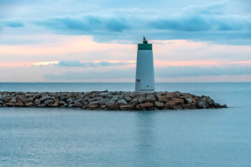 Lever de soleil sur la mer près du phare du port de Villeneuve Loubet sur la Côte d'Azur