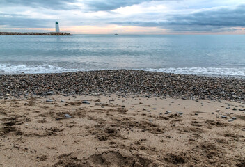Lever de soleil sur la mer près du phare du port de Villeneuve Loubet sur la Côte d'Azur