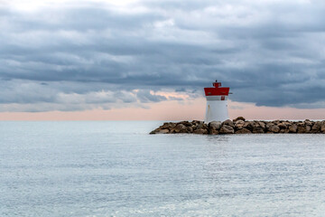 Lever de soleil sur la mer près du phare du port de Villeneuve Loubet sur la Côte d'Azur