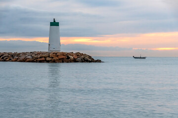 Lever de soleil sur la mer près du phare du port de Villeneuve Loubet sur la Côte d'Azur