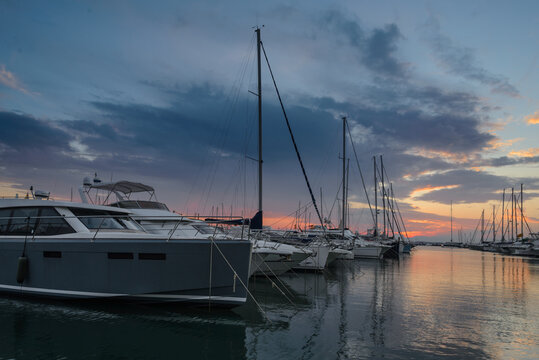 Lujoso yate amarrado en el puerto deportivo al anochecer