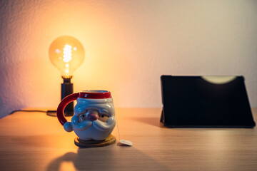 Mesa escritorio con taza y accesorios,smartphone y tablet