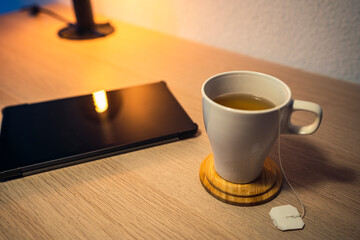 Mesa escritorio con taza y accesorios,smartphone y tablet