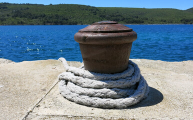 Naklejka premium Ship Mooring Bollard with rope