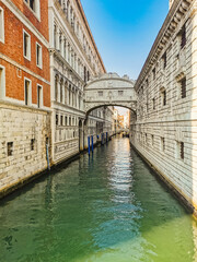 Fototapeta premium Blick in den Kanal von der Seufzerbrücke in Venedig
