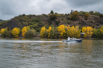 Polizeiboot auf dem Fluss im Herbst