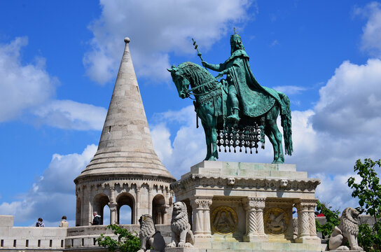 Estatua ecuestre de San Esteban, patrono de los hungaros con el Bastion de los Pescadores al fondo, Budapest, Hungria