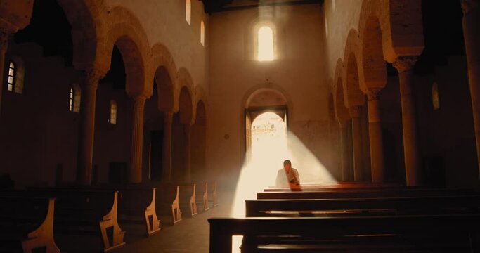 Vichingo o Normanno che prega in ginocchio dentro una chiesa