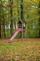 Waldspielplatz im Herbst