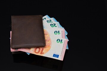 Geldtasche mit Geldscheinen