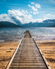 Ponton sur le lac Hauroko