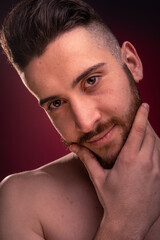 Obraz premium Young muscle man with red background