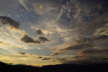 諏訪湖の日暮　夕暮　夕方　夕焼け　空　オレンジ　雲　日没