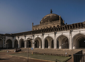Obraz premium The Jama Masjid of Bijapur Mosque in the Indian state of Karnataka is one of the largest mosques in South India.