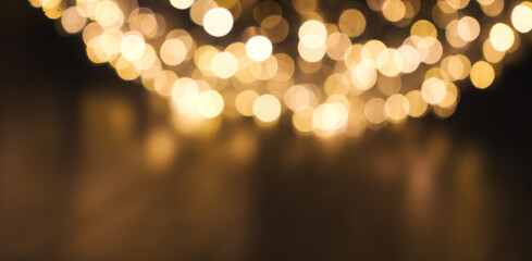 Fototapeta premium Leicht goldenes Bokeh mit einem Schimmer auf einem Fließenboden.