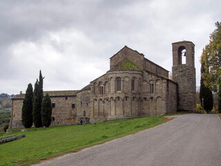 Fototapeta premium Italia, Toscana, zona del Casentino in autunno. La Pieve di Romena.
