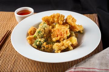 A view of a plate of tempura veggies.