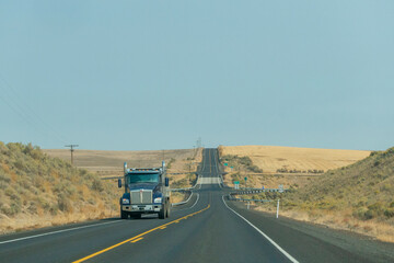 Obraz premium Freeway across the desert in east Oregon