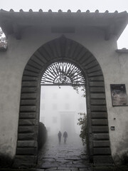 Italia, Toscana, Firenze, l'abbazia di Vallombrosa nella nebbia.