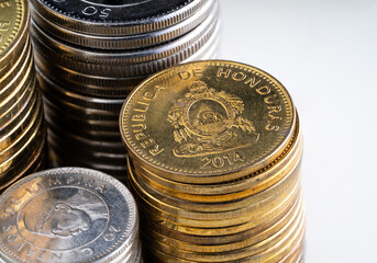 Monedas de Honduras apiladas sobre fondo blanco