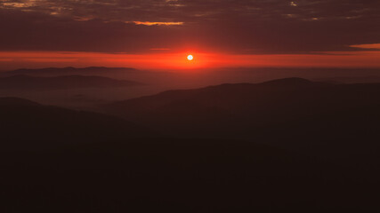 Wschód słońca na Połoninie Wetlińskiej, Bieszczady, Polska © Przemysław Głowik