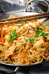 Fried noodles with chicken and vegetables.