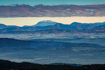 Montaña alpina iluminada por los ultimos rayos de sol 