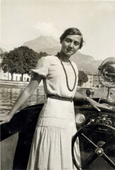 FOTO ANNI 30 CON GIOVANE DONNA SU MOTOSCAFO