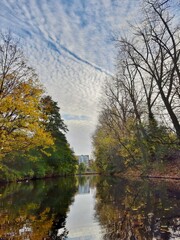 Alster mit Flussufer und Zirrenwolken am Himmel