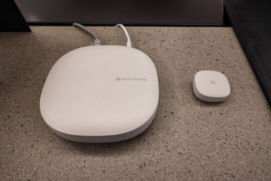  A SmartThings Hub On Display At An Amazon Bookstore.