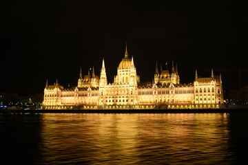 Naklejka premium Cruising with Scenic River 