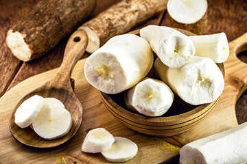 peeled cassava root, used in Brazilian cuisine. Called cassava, aipin castelinha, uaipi, sweet cassava, maniva, maniveira, poor bread