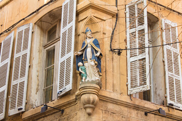 Fototapeta premium statue of a saint on the corner of an old building
