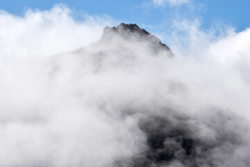 雲に隠れる羅臼岳の山頂（北海道・知床）
