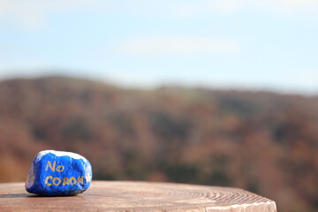 NO CORONAと書いてある青い石と風景（コピースペース）
