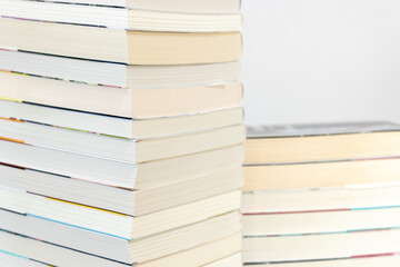 積み重ねたたくさんの本の写真