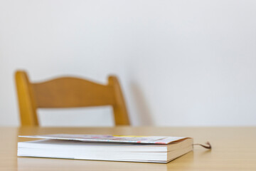 机の上に置いた1冊の本