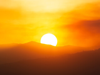 Obraz premium Heavenly sunset over the mountains