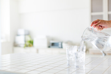 キッチンのミネラルウォーター、キッチンの背景