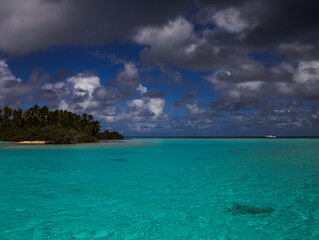 Fototapeta premium Blue Water at Tahanea