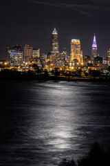 Obraz premium Cleveland ohio at night during a blue moon 2020 skyline