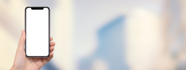 街中でスマートフォンを持っている女性の手　画像合成用素材