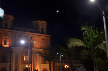 Iglesia y luna