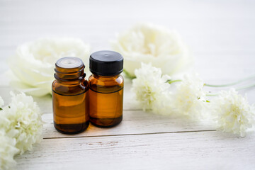 アロマオイルと白い花